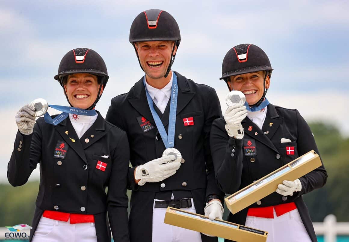 Überglücklich! Das dänische Team Cathrine Dufour, Daniel Bachmann Andersen und Nanna Skodborg Merrald freuten sich sichtlich über die olympische Silbermedaille! © EQWO.net | Petra Kerschbaum