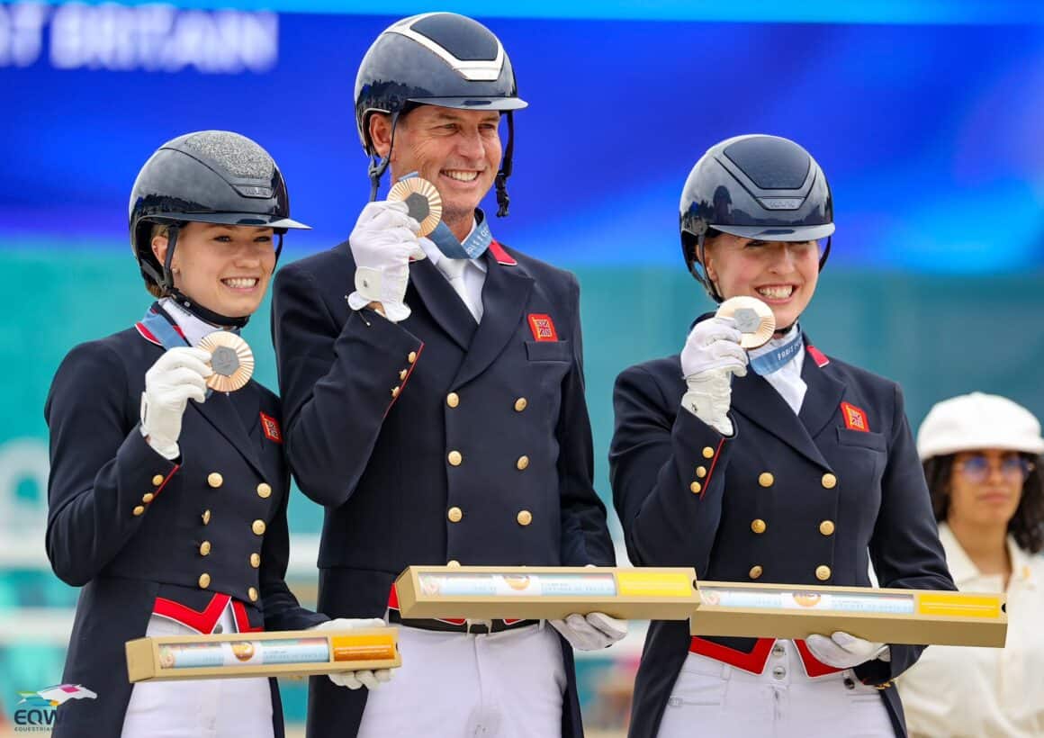 Lottie Fry (GBR), Carl Hester (GBR) und Becky Moody (GBR) sichern sich bei den Olympischen Spielen in Paris Bronze! © EQWO.net | Petra Kerschbaum