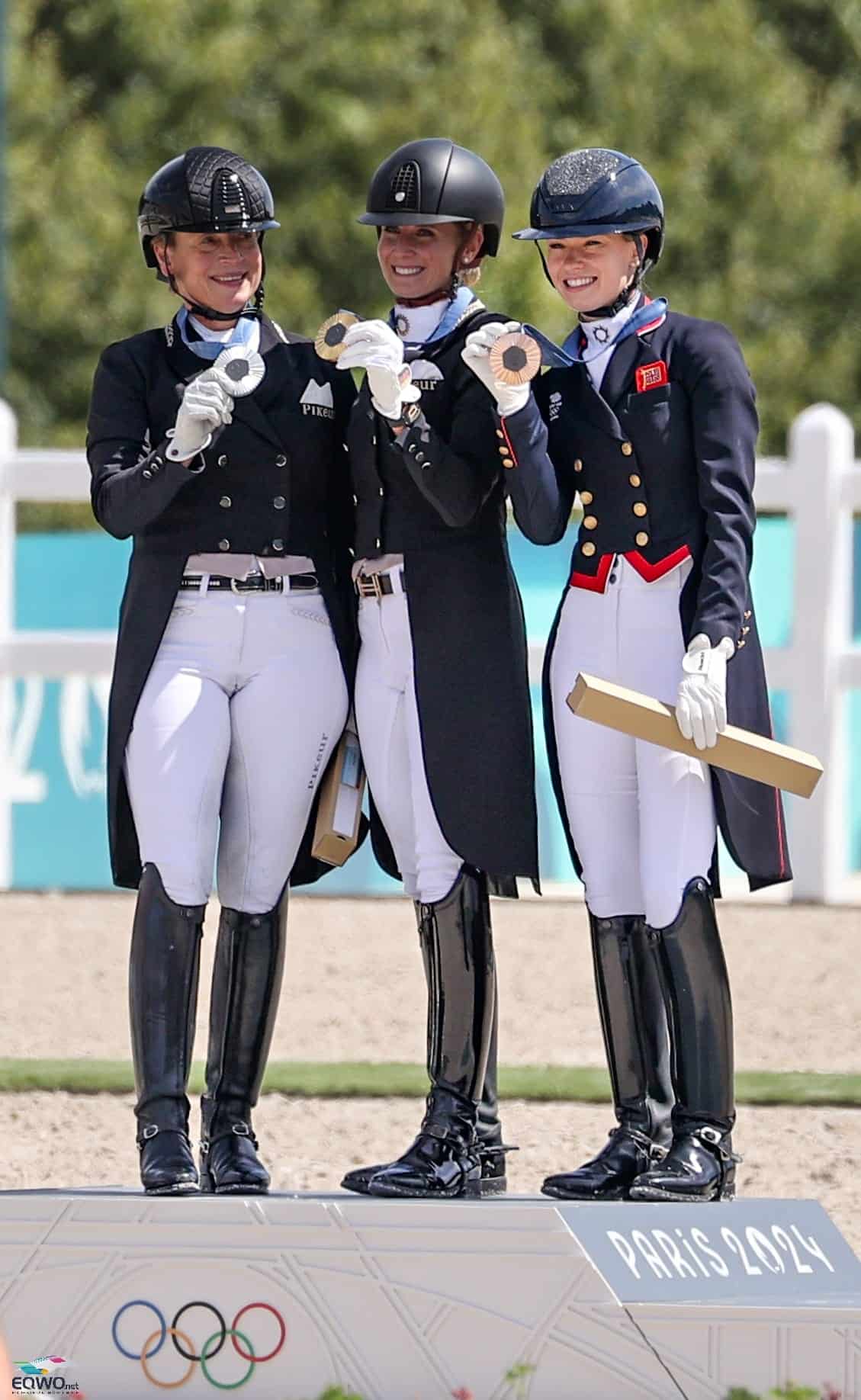 Jessica von Bredow-Werndl (GER) holt Olympia-Gold, Silber geht an Isabell Werth (GER), Bronze an Lottie Fry (GBR). © EQWO.net | Petra Kerschbaum