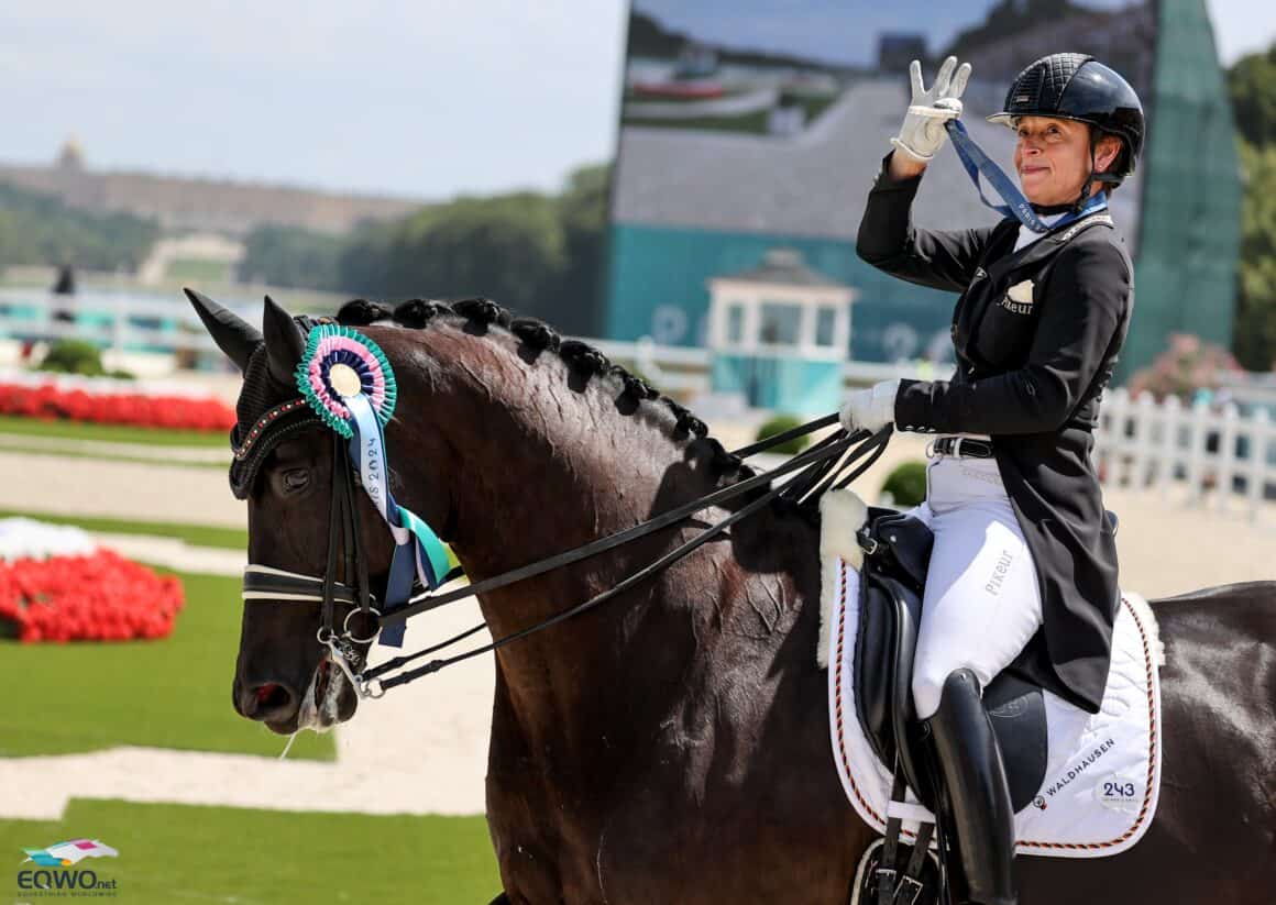 Es ist die 16. Olympia-Medaille für Rekord-Olympionikin Isabell Werth (GER). © EQWO.net | Petra Kerschbaum