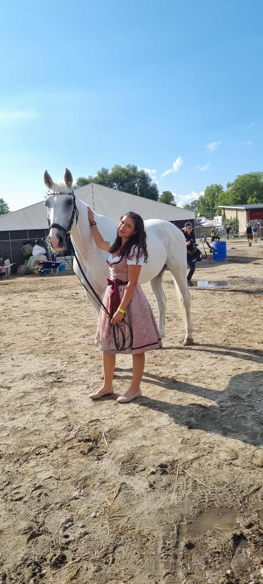 Einzelreiterin Leonie Sagner (NÖ) geht mit dem erfahrenen Schimmelwallach Space Jet bei den Junioren an den Start. © privat