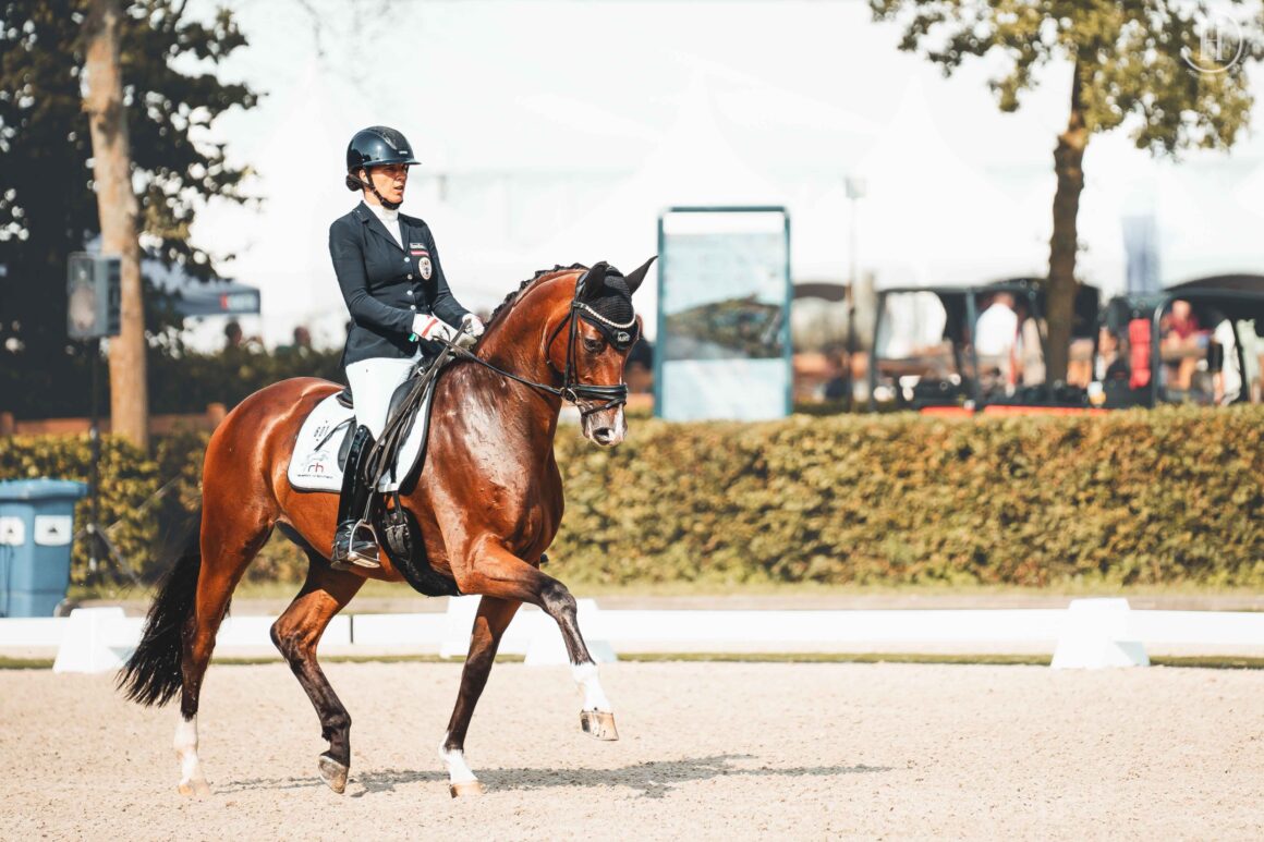 Jacqueline Toniutti (ST) pilotierte den sechsjährigen AWÖ-Wallach Beautiful Zambesi von der Aue in Ermelo zu 78,800 %. © Helene Iljazovic