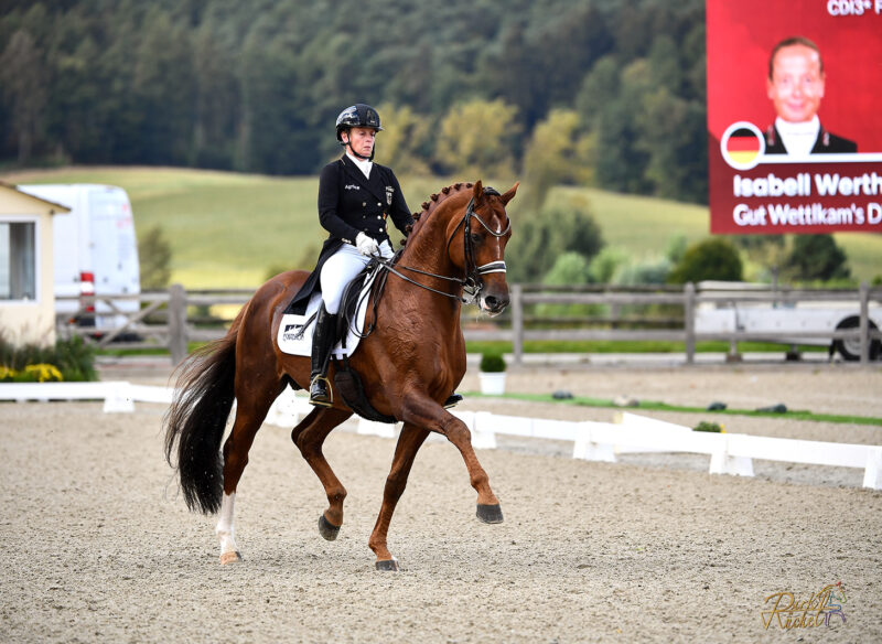 Isabell Werth (GER) stellte beim CDI3* in Hagen den ehemaligen Doppelweltmeister Gut Wettlkam's D'Avie FRH vor. © Foto Dirk Rüchel