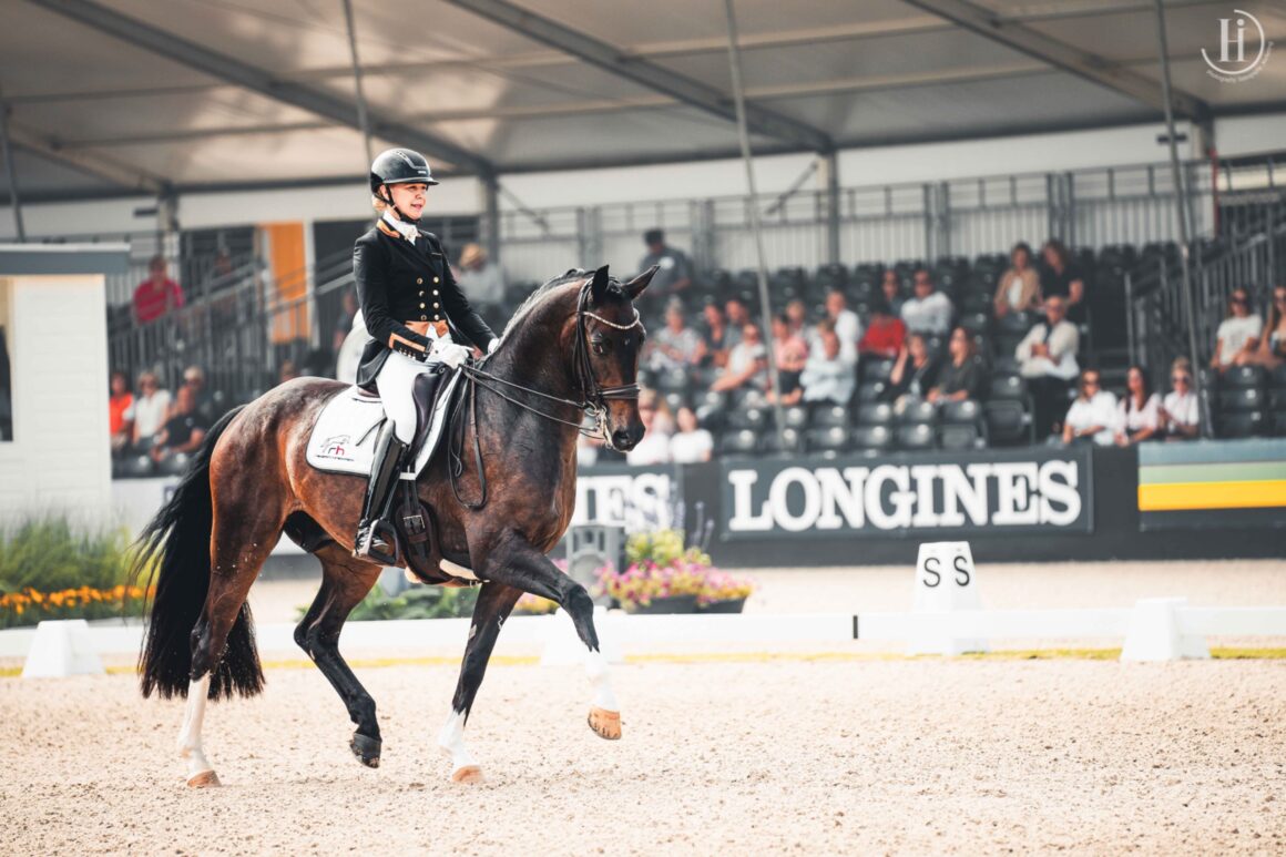 Nicola Baur-Rona (S) stellte in Ermelo ihren siebenjährigen AWÖ-Wallach For Gold vor. © Helene Iljazovic