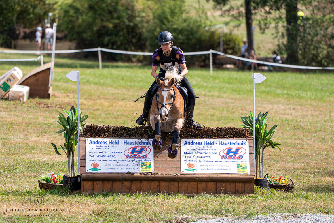 Lea Simbürger (ST) und ihre Haflinger-Stute Saraly sind die neuen Österreichischen Meister der Kleinpferde allgemeine Klasse. © Julia Fiona Haidvogel Photography