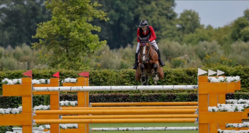 Carla Wanko (W) war gleich mit drei Pferden im italienischen San Giovanni am Start. © IG: carla_showjumping