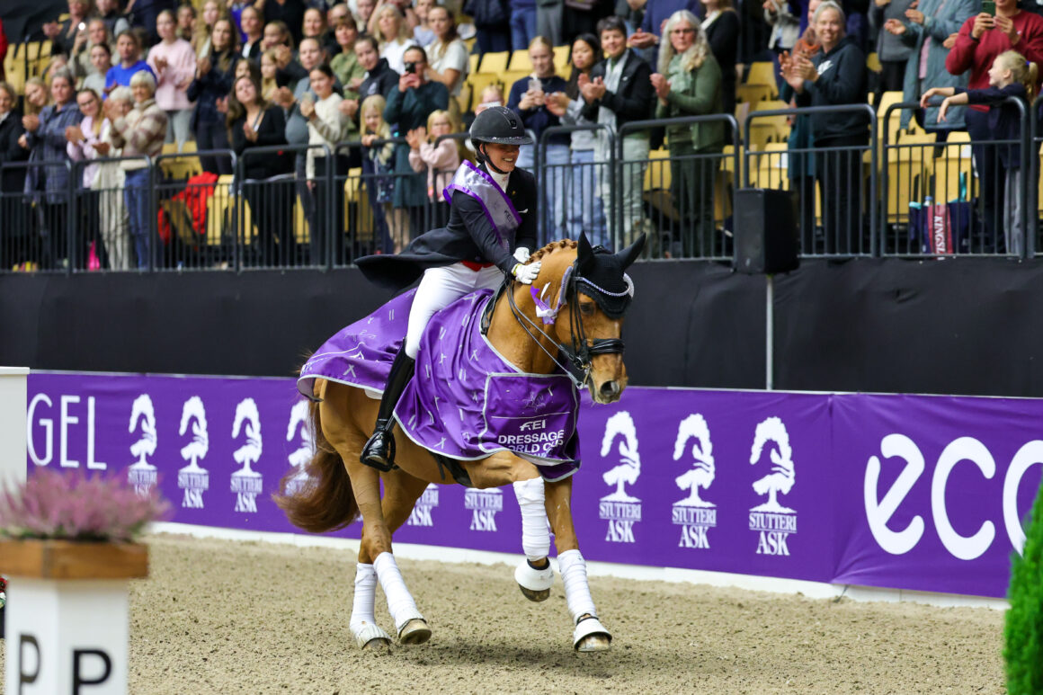 Der 21-jährige Atterupgaard's Cassidy vertrat Cathrine Laudrup-Dufours Stute Freestyle bei der Siegerehrung in Herning. © FEI