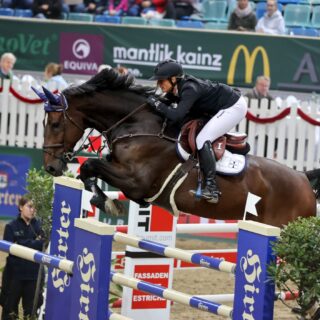 Von Wiener Neustadt nach Oslo! Katharina Rhomberg (V) ist mit ihren beiden Top-Pferden beim Weltcup-Auftakt in Finnland am Start. © EQWO.net | Petra Kerschbaum