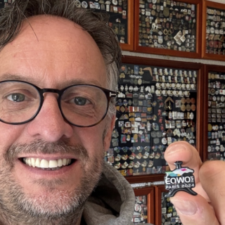 Tausch mit Tradition: EQWO.net-Pin findet seinen Platz in der Sammlung des Pin-Man Yorick Spieker. © Privat