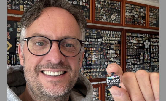 Tausch mit Tradition: EQWO.net-Pin findet seinen Platz in der Sammlung des Pin-Man Yorick Spieker. © Privat