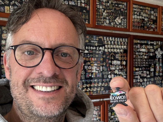 Tausch mit Tradition: EQWO.net-Pin findet seinen Platz in der Sammlung des Pin-Man Yorick Spieker. © Privat