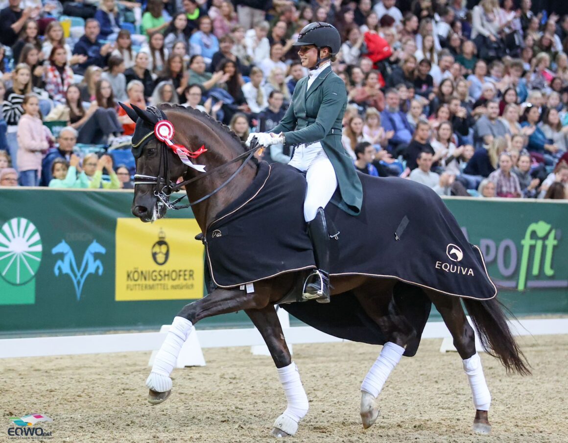 Mit 75,525 % tanzten Laura Strobel (GER) und der 13-jährige Westfale Valparaiso zum Sieg in der Vier-Sterne-Tour. © EQWO.net | Petra Kerschbaum