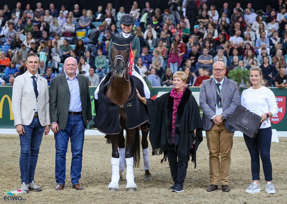 Mit 75,525 % tanzten Laura Strobel (GER) und der 13-jährige Westfale Valparaiso zum Sieg in der Vier-Sterne-Tour. © EQWO.net | Petra Kerschbaum