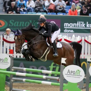 Mit einem schnellen Ritt ohne Hindernisfehler im Stechen durfte sich Barbara Schnieper (SUI) über den Sieg im Großen Preis vom Sportland Niederösterreich freuen. © EQWO.net | Petra Kerschbaum