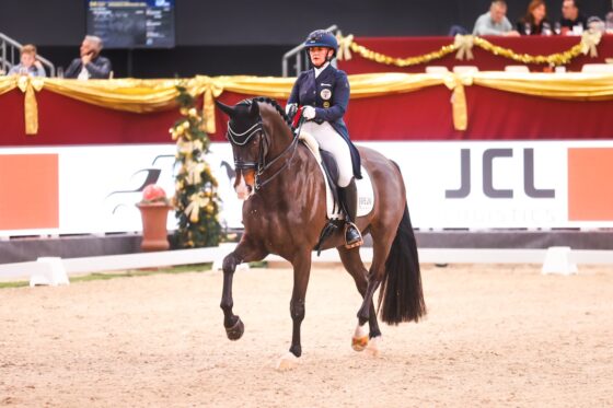 Diana Porsche (S) und ihr Hannoveraner-Wallach Dahoud tanzten im Weltcup Grand Prix von London mit "new personal best" zu Rang acht. © Alice Benes