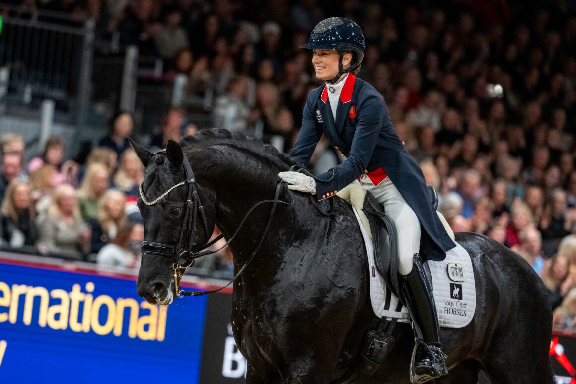 Charlotte Fry (GBR) und Glamourdale gewinnen die Weltcup-Etappe von London! © Jon Stroud Media