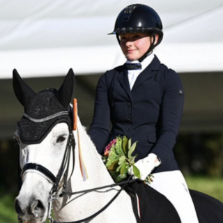 Goldenes Reitabzeichen! Isabella John stieg mit erst 16 Jahren in die internationale U25-Tour ein. © Privat