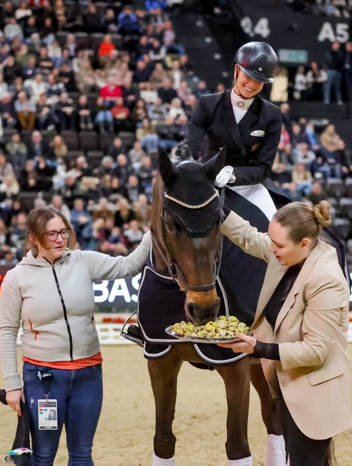 Dalera und Jessica von Bredow-Werndl umgeben von ihren Lieblingsgrooms: Franziska und Anna. © EQWO.net | Petra Kerschbaum