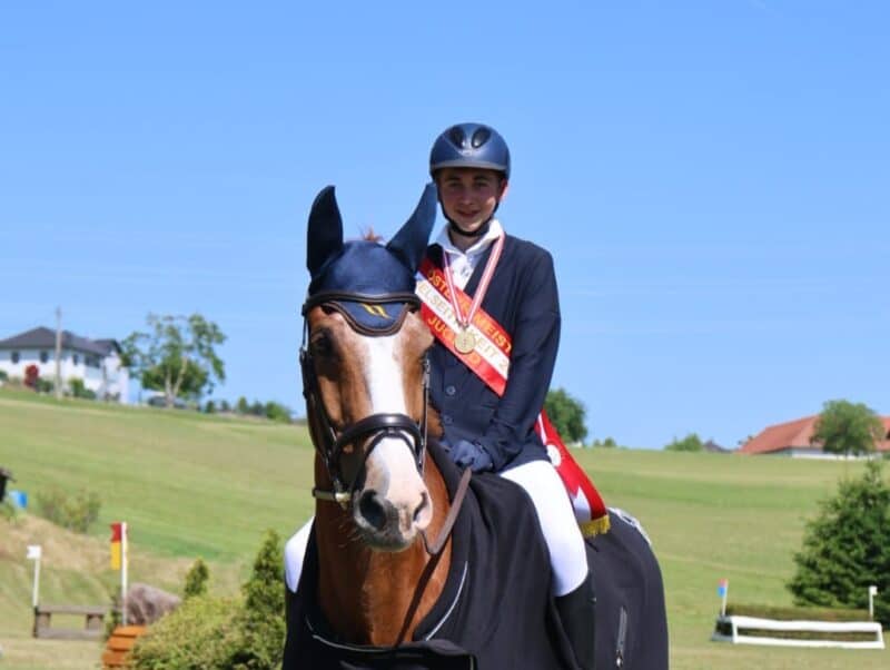 Paul Hartl (W) und Big Star küren sich zu den Österreichischen Meistern in der Altersklasse Jugend. © privat