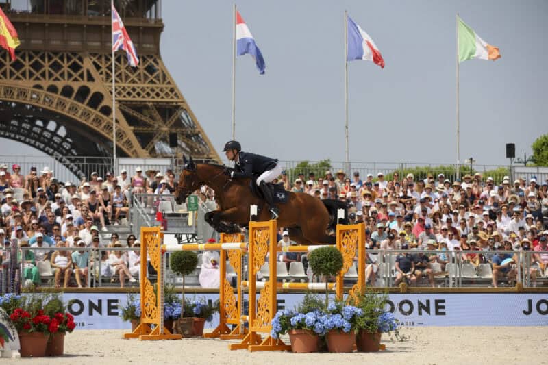 Max Kühner (T) und EIC Up Too Jacco Blue springen in der Eiffle Challenge von Paris auf den hervorragenden zweiten Rang. © GCT | Ljuba Buzzola