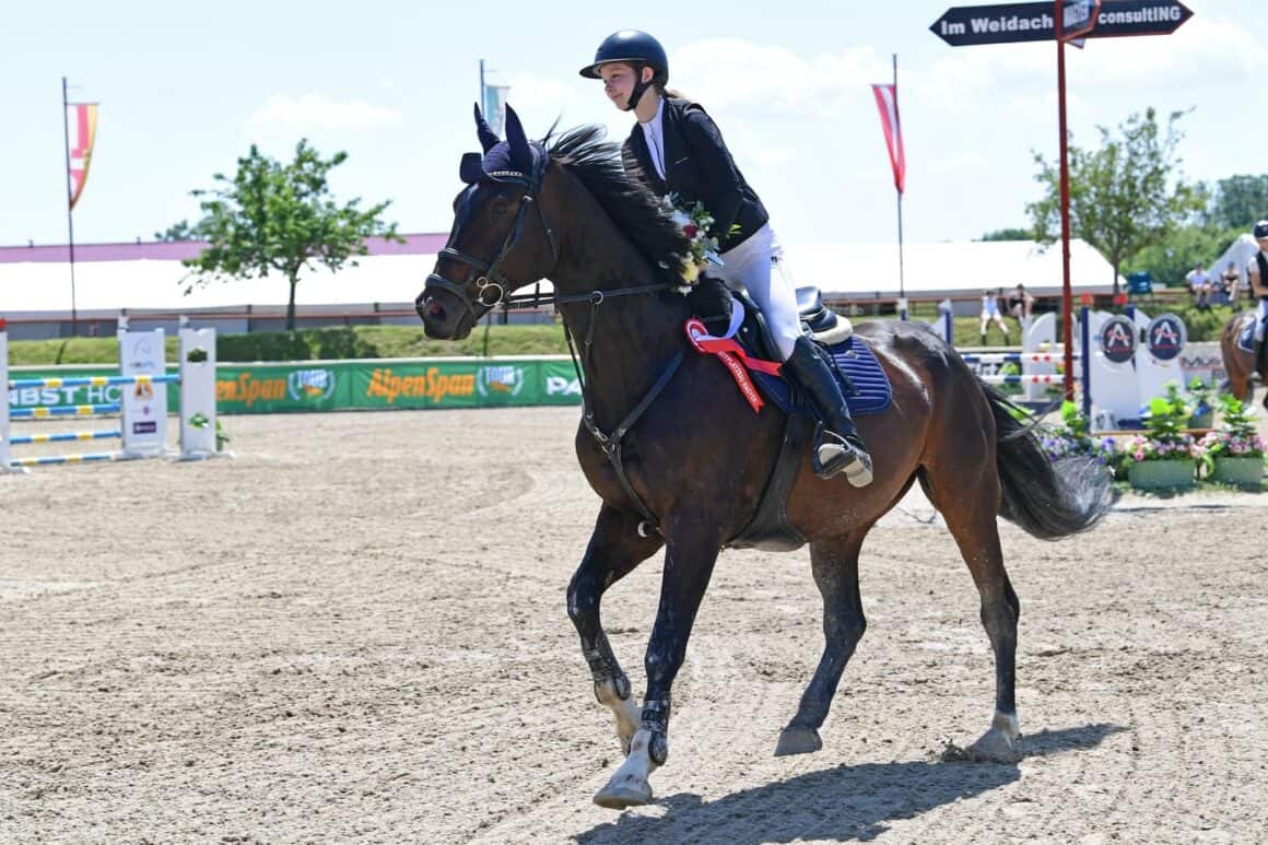 Matilda Steindorfer (NÖ) und ihr "Conti" waren schon bis über 115 cm siegreich. © privat