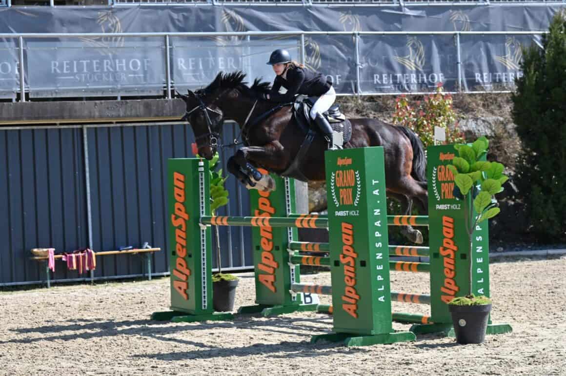Matilda Steindorfer (NÖ) und ihr "Conti" waren schon bis über 115 cm siegreich. © privat