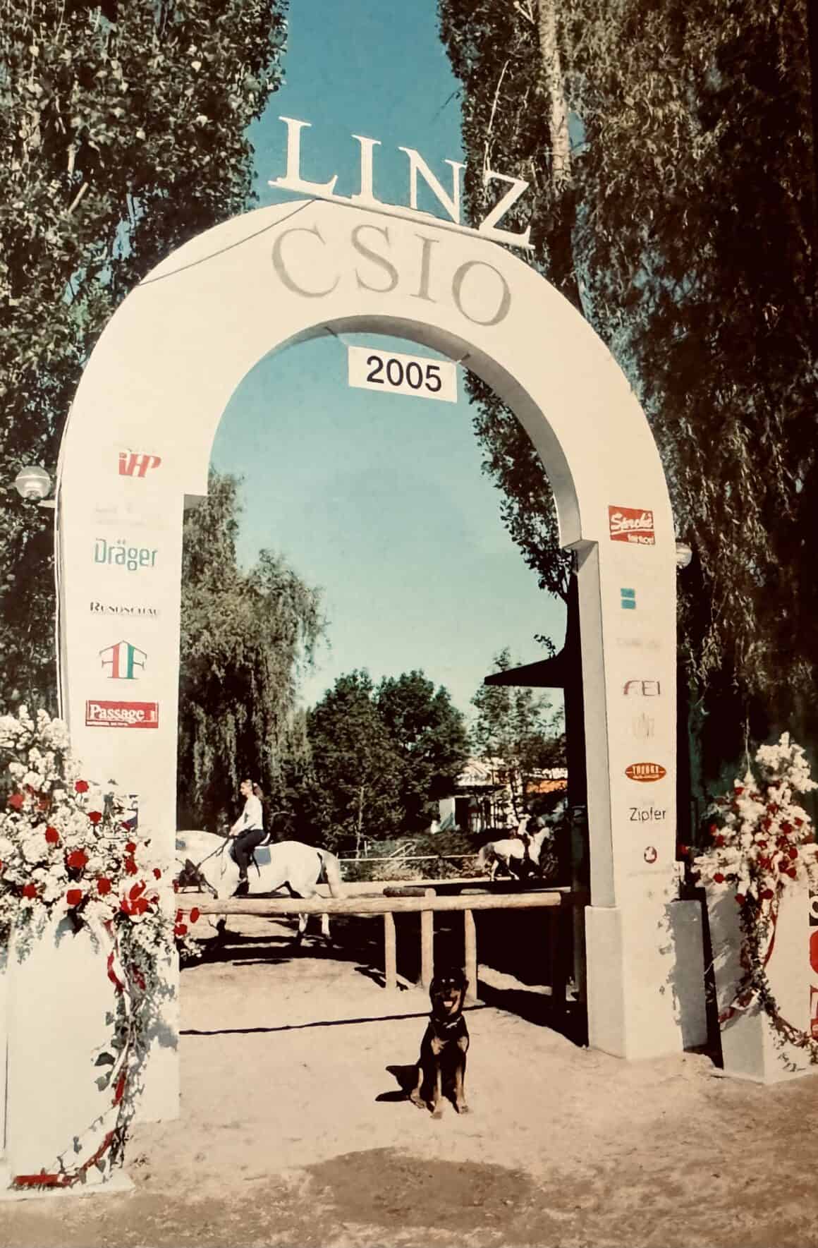 Der berühmte Torbogen wird der heimischen Spring-Equipe fehlen. Linz-Ebelsberg schließt seine Pforten für den Reitsport. © Linzer Pferdefestival