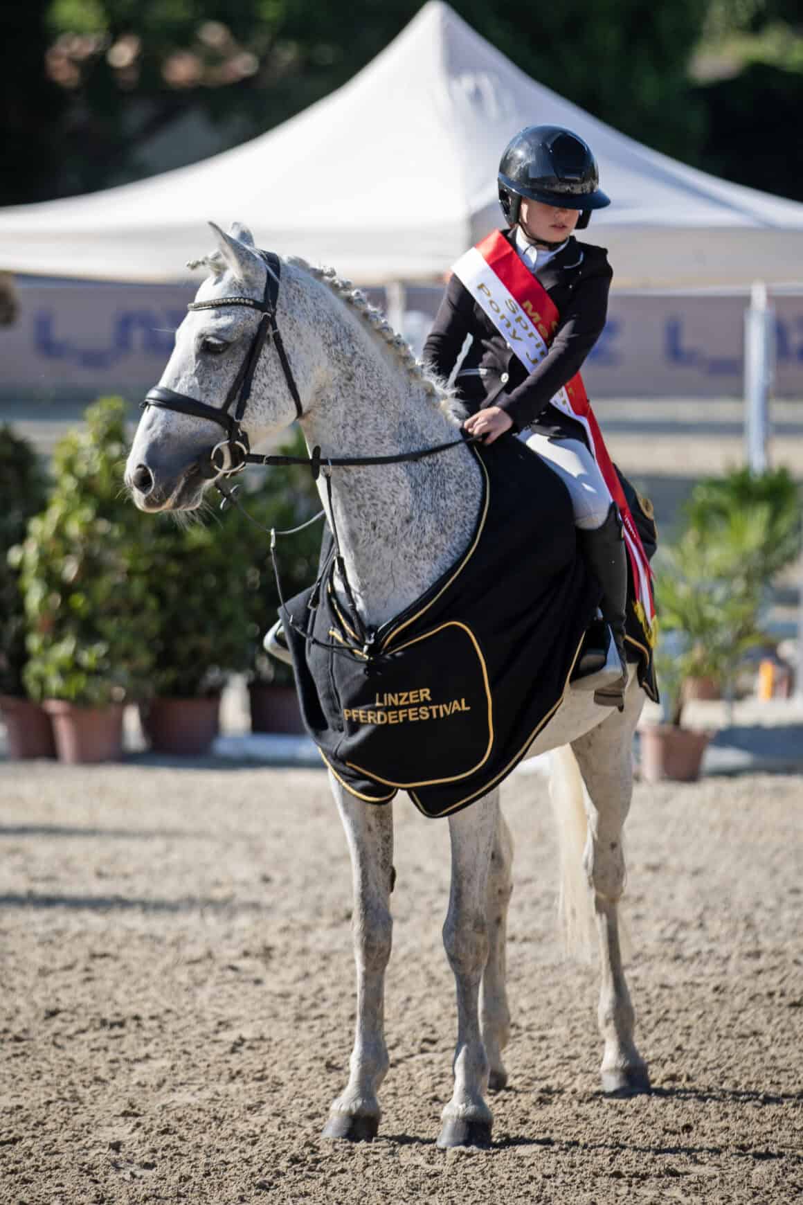 Die erst elfjährige Ida-Vivienne Fischer (OÖ) durfte schon etliche Erfolge im Sattel ihrer Ponys feiern. © privat