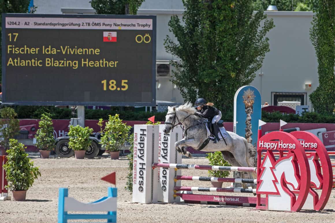 Die erst elfjährige Ida-Vivienne Fischer (OÖ) durfte schon etliche Erfolge im Sattel ihrer Ponys feiern. © privat