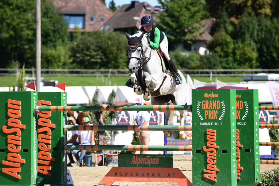Lena Binder (W) und Celina reichen in Kammer-Schörfling Platz sechs um sich den Gesamt-Sieg in der AlpenSpan-Tour zu sichern. © OEPS | Horsic photography