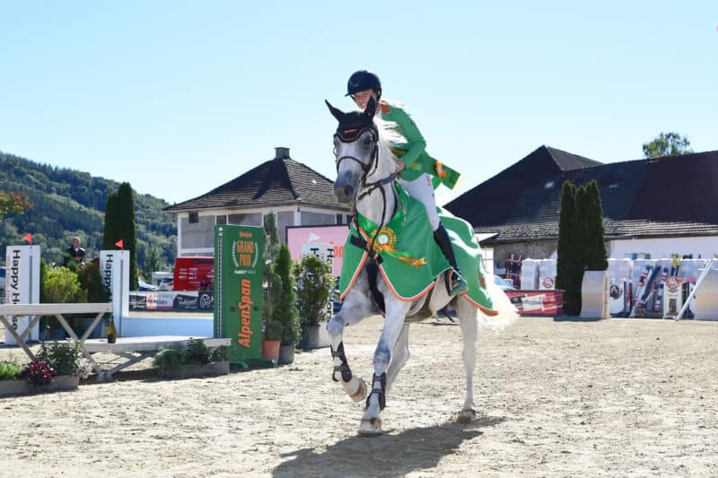 Lena Binder (W) jubelt mit 20 Jahren über ihren ersten Tour-Erfolg! © OEPS | Horsic photography