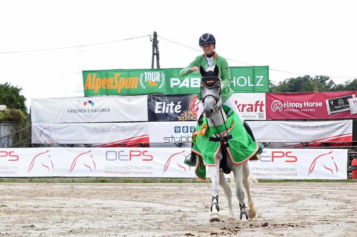 Gesamt-Führung ausgebaut! Lena Binder führt die OEPS-Tour an. © OEPS | Horsic photography