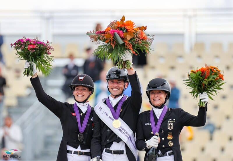 Justin Verboomen (BEL), Cathrine Laudrup-Dufour (DEN) und Isabell Werth (GER) jubeln über die ersten Einzelmedaillen in Crozet. © EQWO.net