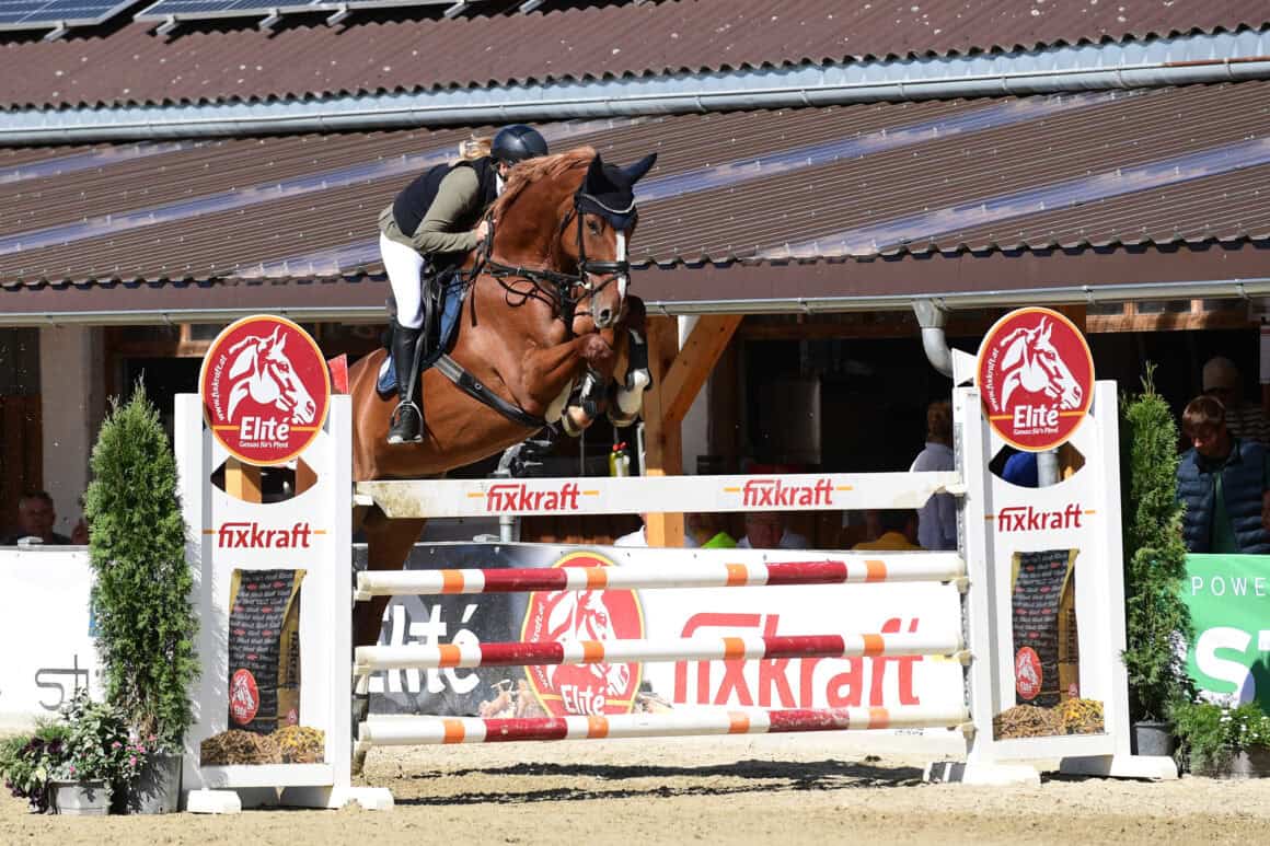 Sara-Laetitia Erdelyi (NÖ) holt sich in Kammer-Schörfling den Fixkraft Amateur Spring Cup-Sieg ab. © OEPS | Horsic photography
