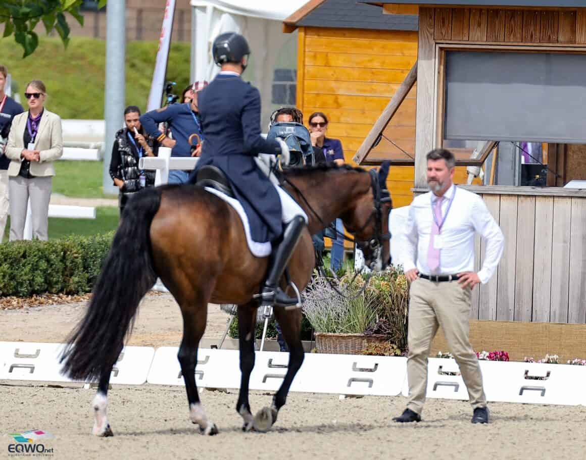 Chefrichter Matthiesen läutete Florian Bacher (ST) und Fidertraum OLD nach der zweiten Diagonale aufgrund von Taktunreinheit ab. © EQWO.net