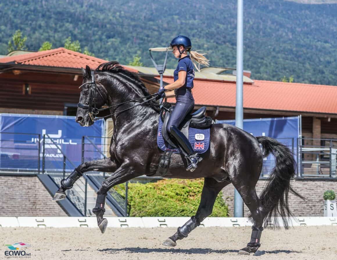 Charlotte Fry (GBR) und Glamourdale reiten bei der EM 2025 in Crozet für Großbritannien. © EQWO.net