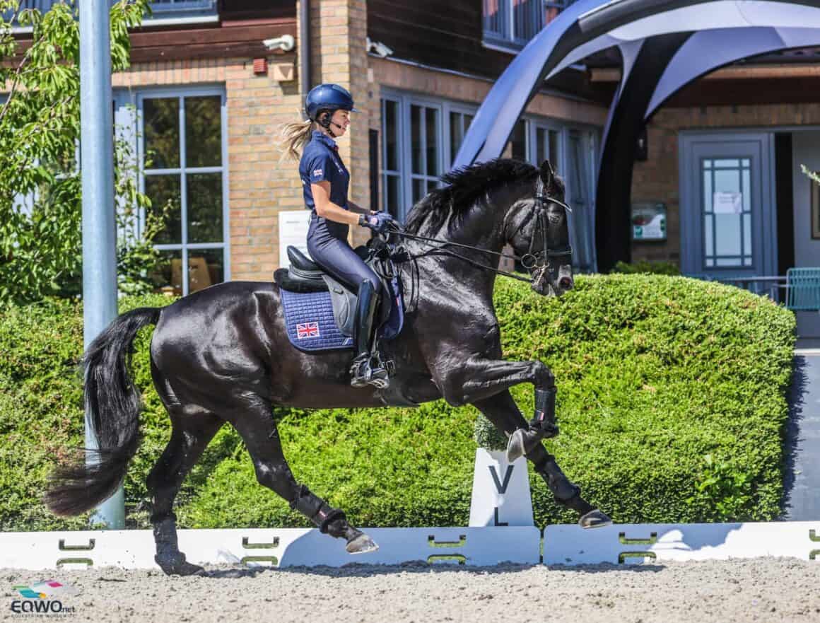 Charlotte Fry (GBR) und Glamourdale reiten bei der EM 2025 in Crozet für Großbritannien. © EQWO.net
