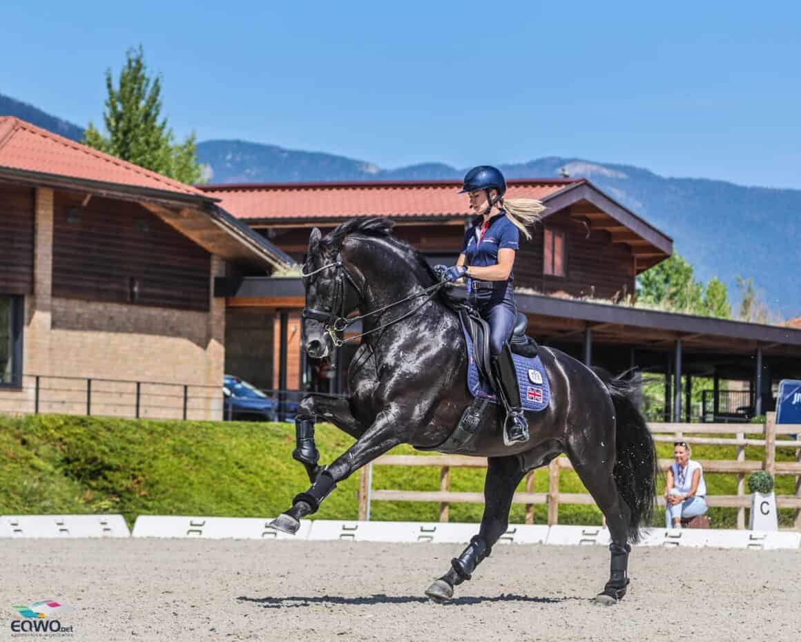 Charlotte Fry (GBR) und Glamourdale reiten bei der EM 2025 in Crozet für Großbritannien. © EQWO.net