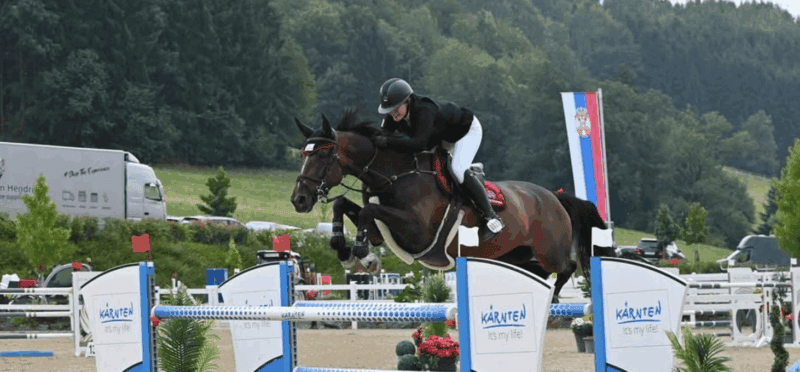Josefina Goess-Saurau (B) durfte sich in St. Margarethen, Kärnten, über ihren ersten Grand Prix-Sieg freuen. © IG: goess_showjumping