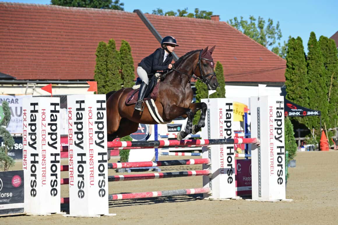 Die jüngste Gesamtsiegerin: Nora Künzel-Painsipp (ST) reitet im Nachwuchs-Cup zum Sieg. © OEPS | Horsic photography
