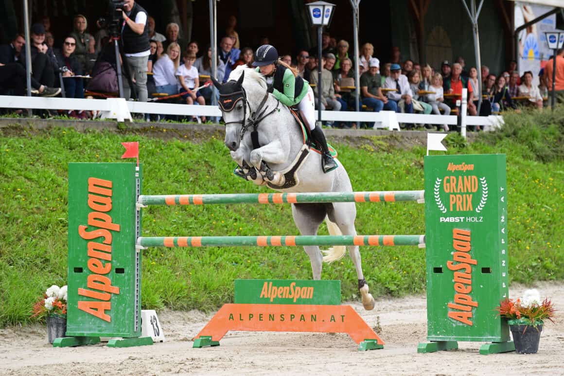 Gesamt-Führung ausgebaut! Lena Binder führt die OEPS-Tour an. © OEPS | Horsic photography