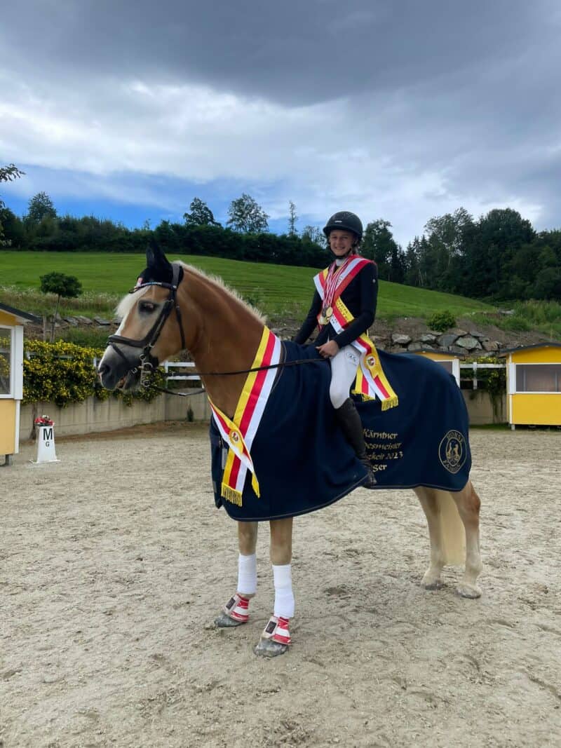 Heute stellen wir euch die Nachwuchsreiterin Marissa Egartner (K) vor. © privat