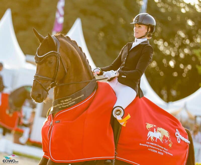 Red Viper ist wie schon 2024 Weltmeister! Unter Dinja van Liere (DEN) tanzte der gewaltige Fuchshengst eindrucksvoll zur höchsten Trabnote ijm Feld (9,8) und entschied das Finale der Sechsjährigen für sich. © EQWO.net | Petra Kerschbaum