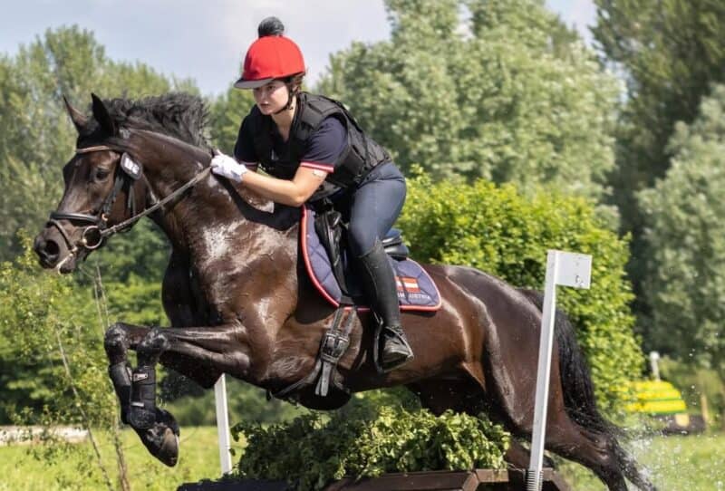 Als nächstes junges Nachwuchstalent im Reitsport stellen wir euch die 17-jährige Vielseitigkeitsreiterin Fiona Würmer (OÖ) vor. © privat