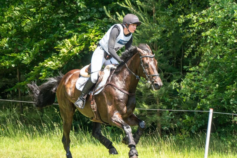 Lea Siegl (OÖ) und ihr vierbeiniger Sportpartner Van Helsing P sind Teil des österreichischen Nationenpreis-Teams für Arville. © Julia Fiona Haidvogel Photography