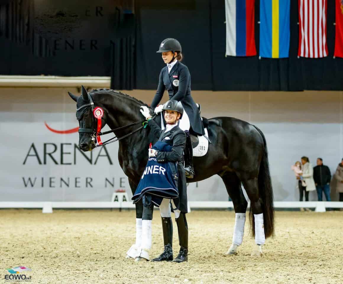 Besonderer Moment: Jessica von Bredow-Werndl (GER) entschuldigte ihren Diallo für die Siegerehrung und hatte so eine Hand für Felicita Simoncic (W) Fipsi frei! © EQWO.net | Petra Kerschbaum