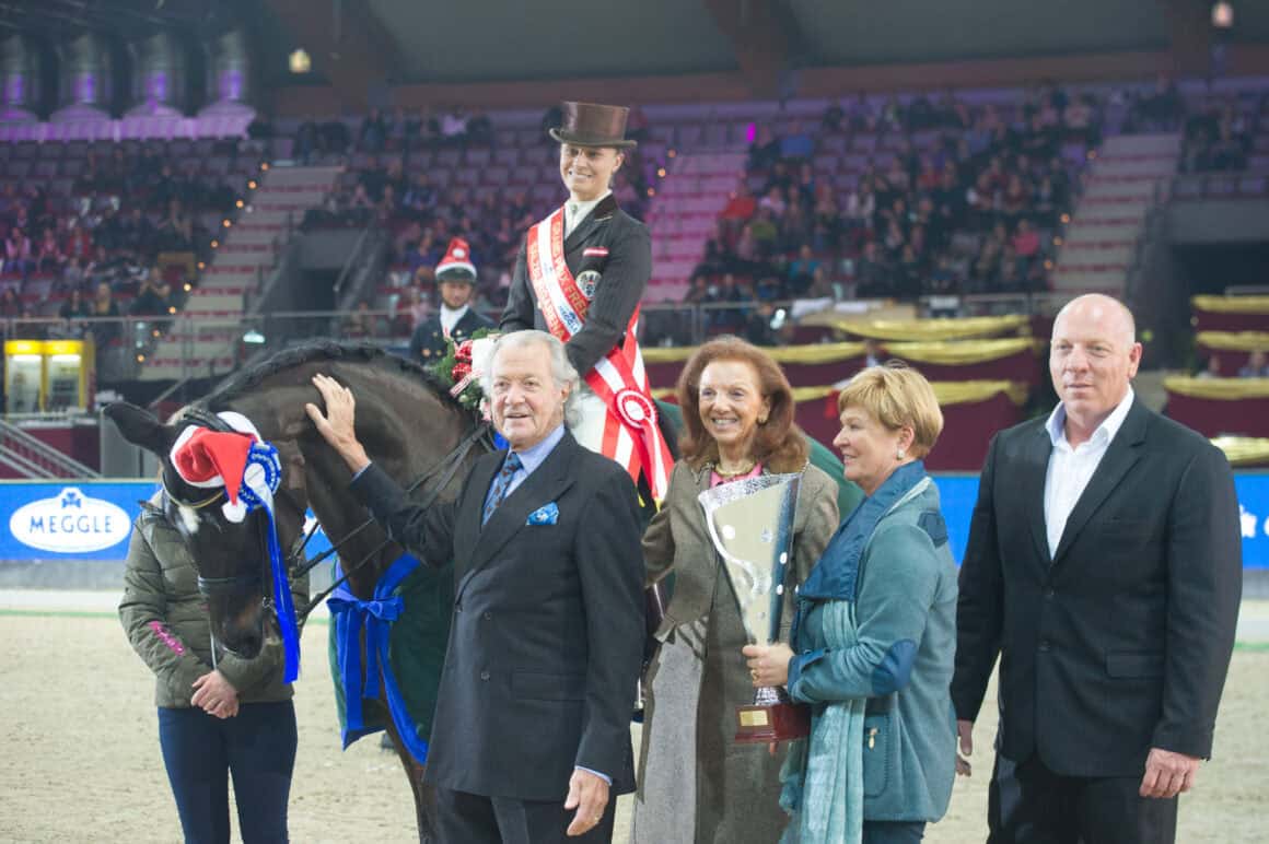 2014: Toni und Marina Meggle mit dem ehemaligen Veranstalter Sepp Göllner, OEPS-Präsidentin Sissy Max-Theurer und der damaligen Siegerin der CDI5* Musikkür, Victoria Max-Theurer, auf ihrer Stute Blind Date. © Nini Schäbel
