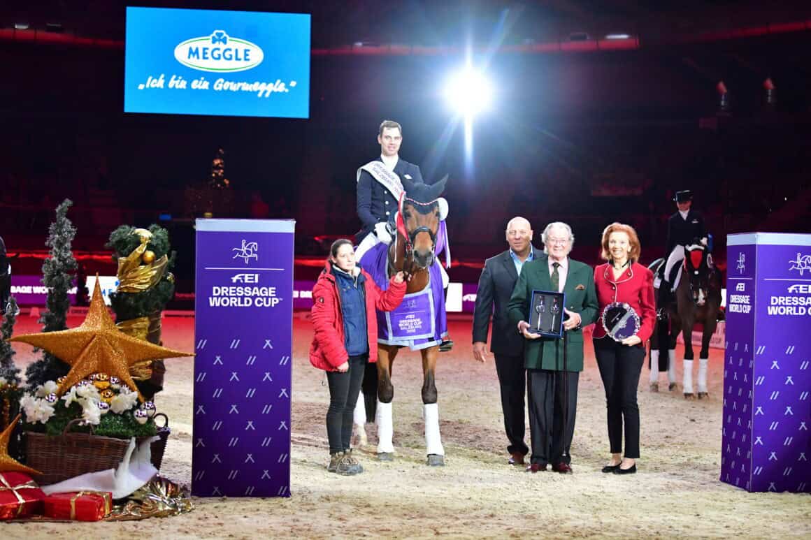 2018: Benjamin Werndl holte sich 2018 den Dressurweltcup in Salzburg bei der Meggle Musikkür und freute sich über die Glückwünsche von Tono und Marina Meggle. © Daniel Kaiser