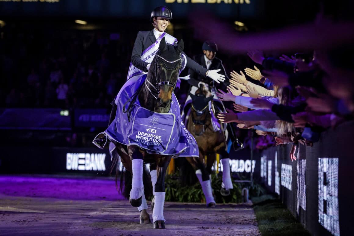 WOW! Jessica von Bredow-Werndl (GER) und Diallo BB feiern beim gemeinsamen Weltcup-Debüt direkt einen Doppelsieg. © FEI | Stefan Lafrentz