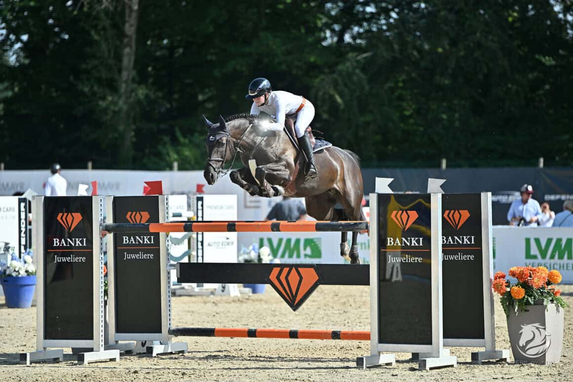 Luisa Merkentrup mit ihrer Stute Dua Lipa beim Springen. ©️Luisa Merkentrup
